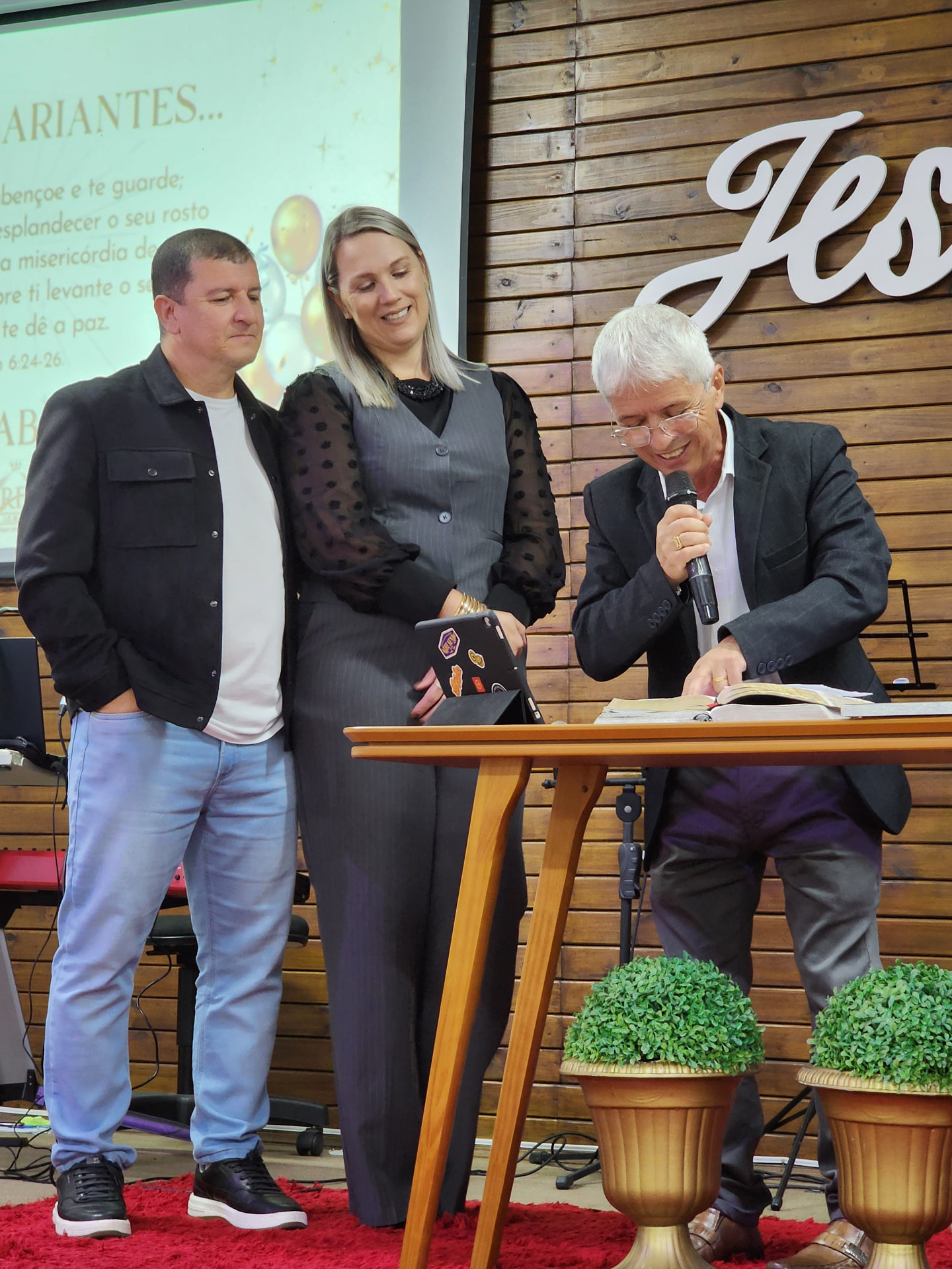 Família sendo apresentada durante uma celebração na IERD